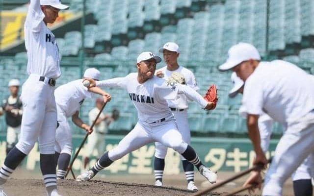 北海は新調した白い帽子で甲子園練習　旭川志峯は「実感がわいた」