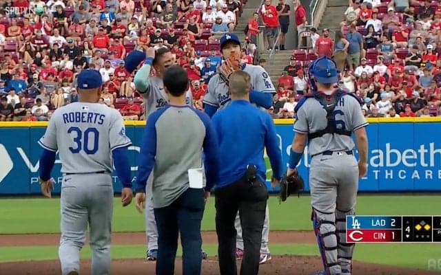 大きく外れたスイーパー…大谷翔平に「大丈夫ですか？」 スミスは即座にマウンドへ、放送席も騒然とした緊急降板直前の“異例事態”