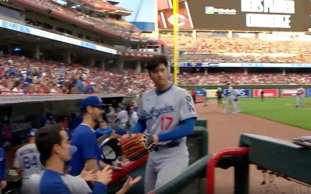 何が起きた？ 大谷翔平、降板時に“まさかの光景”「感動した」ベンチでのサプライズシーンが話題に「頭が下がる」「いいチームだな」