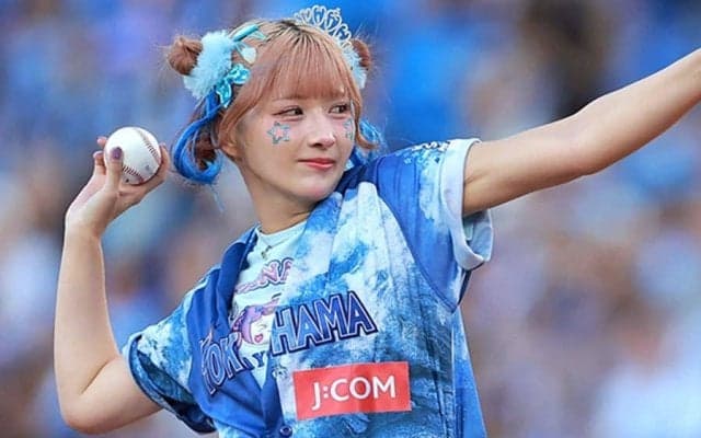 スカートふわり…“443万人美女”が「とにかくかわいい」　豪快投球に称賛の声「優勝」
