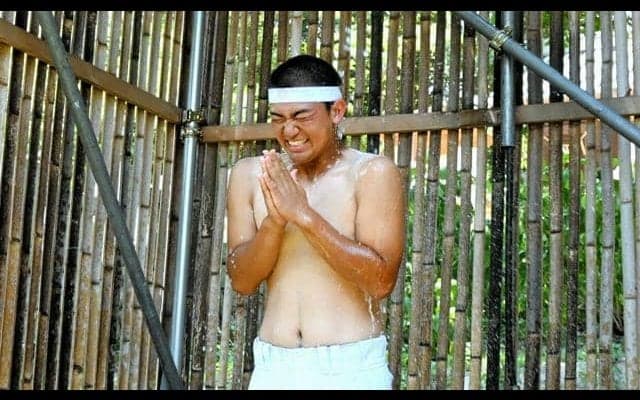 岡山学芸館、夏の甲子園へ向け必勝祈願　「みそぎ場」で「水行」