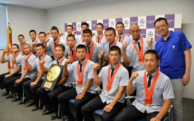 東大阪大柏原の選手、柏原市役所で甲子園での活躍を誓う