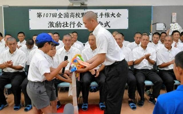 明豊の選手ら「甲子園で恩返し」　激励を受け出発