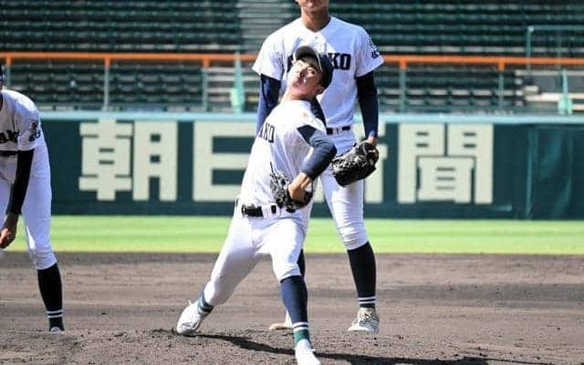 佐賀北が甲子園練習　「すごい空間」、土と芝の感触確かめる