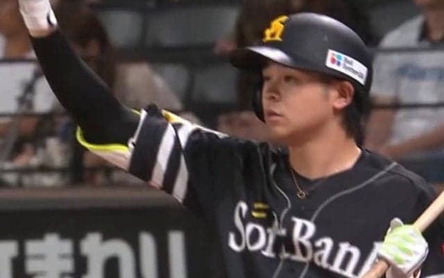 突然の試合中断「何が起きているの？」　逃げ惑う選手、監督も苦笑い「前代未聞でしょw」