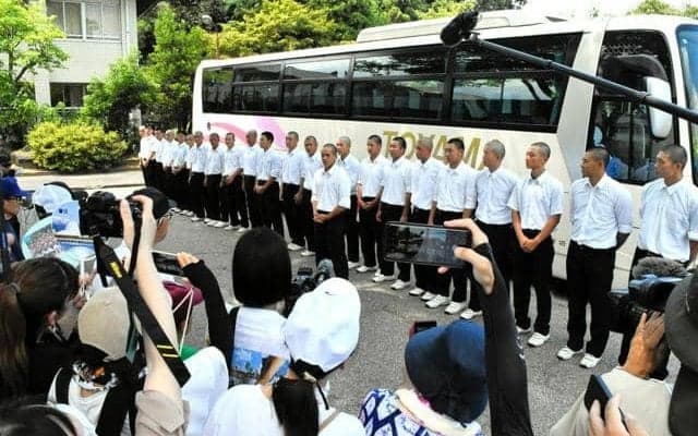 未来富山、激励受けて甲子園に出発　エースも「絶好調」と活躍誓う