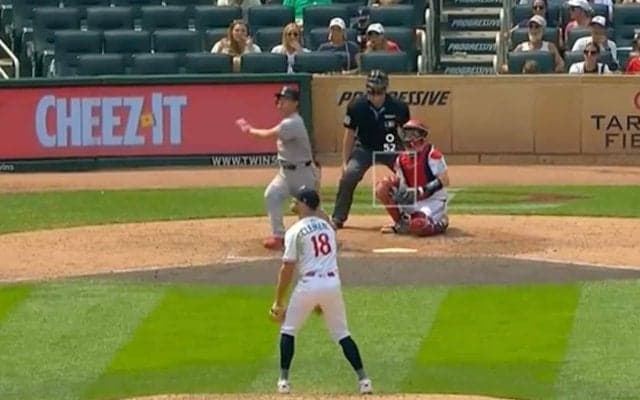 打撃練習かよ！ 吉田正尚、とんでもボールを“弾丸アーチ”「容赦ないw」野手登板から“ドン引きホームラン”…ファン騒然「無慈悲すぎる」