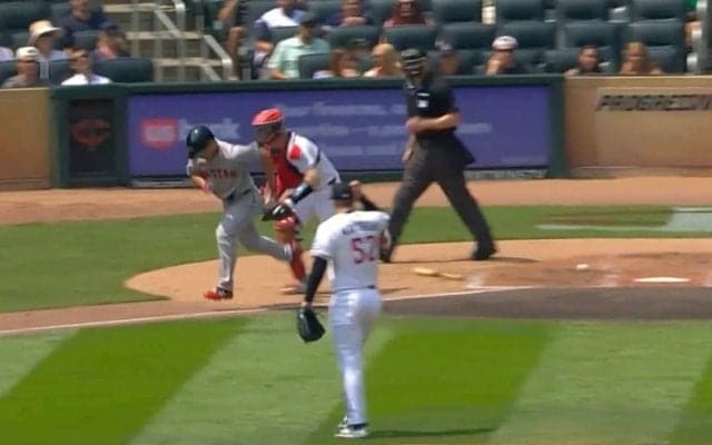 何してんだよ！ 吉田正尚に“予想外のハプニング”「ウソでしょ」「これは酷いｗ」相手捕手がとんでもない珍プレー…ファン騒然