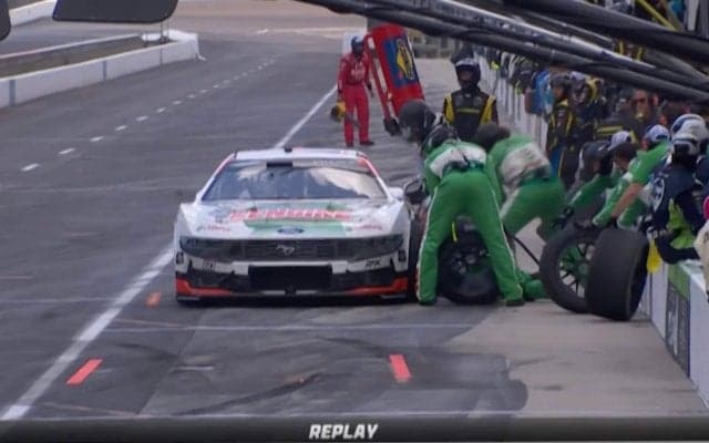 ピットインで“まさかの光景” ジャッキが「落ちた！」 痛恨ミスに解説者も苦言「あの2秒、3秒がレースを変えてしまう」