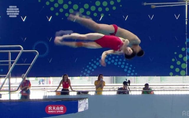 「まったく飛沫が出ない！」北朝鮮のヤバ過ぎ演技に解説者も笑うしかない「身体のラインもまっすぐで美しい」17歳＆20歳の“跡形ない”衝撃入水の瞬間