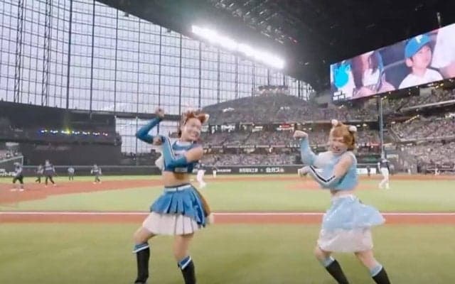 きつねダンスに乱入した“まさかの人物”「何でもやるんだなw」　ポリ袋女装にSNS騒然