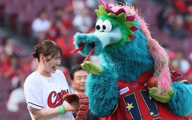 お団子ヘア＆白パンでハニカミ…20歳美女に「癒される」　元広島右腕の娘に集まる注目