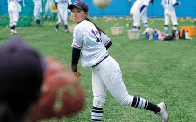 夏の甲子園始球式、女子投手は二刀流　「もっと野球を知ってほしい」