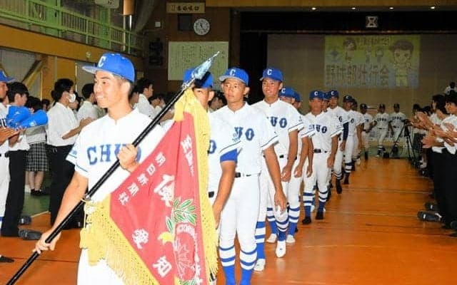 「楽しむ野球」健闘誓う　豊橋中央、壮行会で新ユニホーム披露