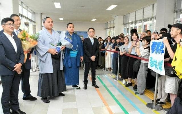 琴勝峰「もっともっと上を目指し精進」　松戸市と柏市で初優勝を報告