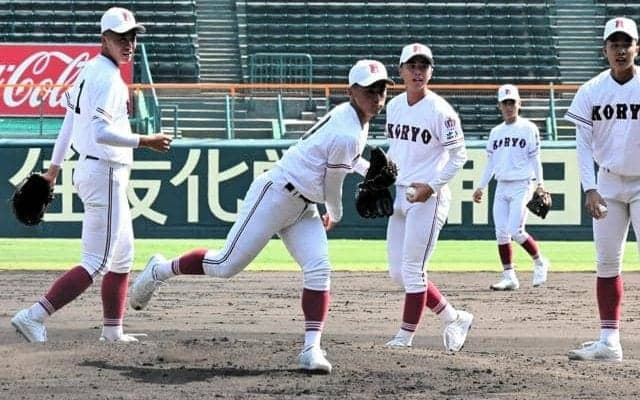 広陵の選手ら、甲子園球場で練習　「特別な場所」と思いあらたに