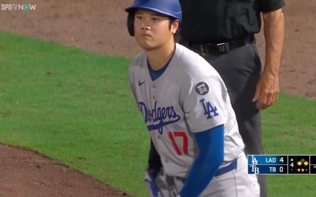 「愛が詰まりすぎ」大谷翔平の“超特大ブランケット”を掲げる熱狂的ファンが出現…敵地での珍光景にSNS沸騰「でっけー」