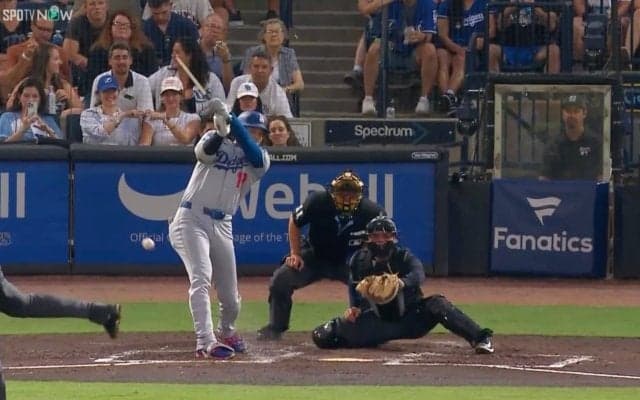 「こんなの見たことない」大谷翔平、折れたバットが“宙を舞う”珍ヒットに相手守備も混乱してしまう「すごい音だった」