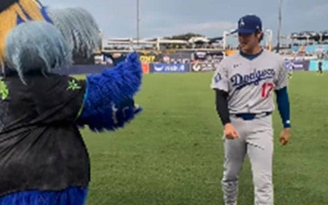 大谷翔平が驚き「デコイに？」　試合前に敵軍マスコットから“贈り物”…球団SNSが公開