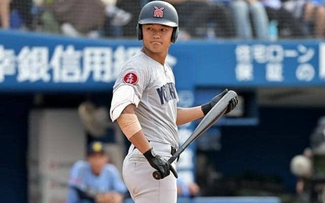 ここ一番で輝く横浜の主将・阿部葉太　帽子のつばの裏に書いた言葉