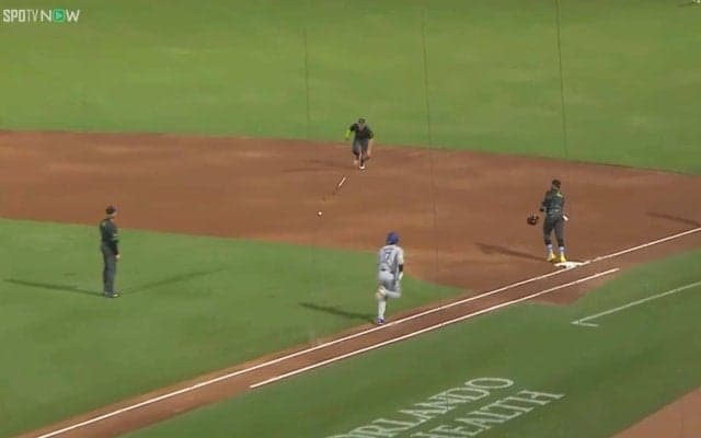 大谷翔平、珍ヒットでも忘れぬ“配慮”…折れたバットが襲った敵守備への気遣いにファン反応「守備側は怖かったやろな」