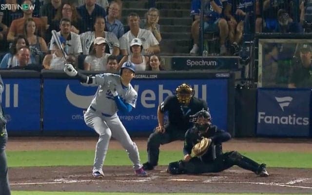 大谷翔平、片手1本で相手グラブを“弾き飛ばす”技ありヒットを放つ…今日は“珍打”で久々マルチにファン安堵