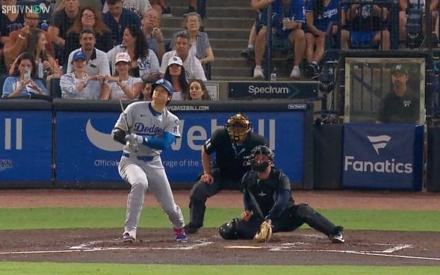 大谷翔平、バット真っ二つで“爆音”衝撃ヒットに観客も「お口あんぐり」リアクション…ボテボテゴロがまさかの結果に