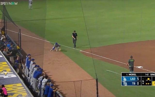 大谷翔平が“ひっそり拍手”で称賛したド軍ルーキーのハッスルプレー！ 先発の大ベテラン・カーショーも激賞…カメラが捉えた一部始終