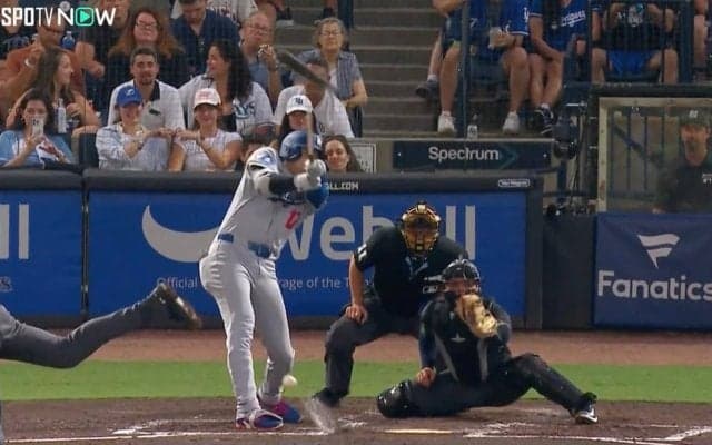 何が起きた？ 大谷翔平、爆速スイングで“珍ハプニング”「すごい音」「ヤバすぎる」相手野手にバットが飛んでいく… ファン騒然