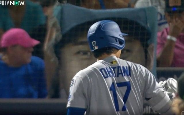 なんだあれは…？ 大谷翔平の打席で“異変”「ギリギリだろ」「何者なんだよw」 バックネット裏の“謎の光景”が話題に