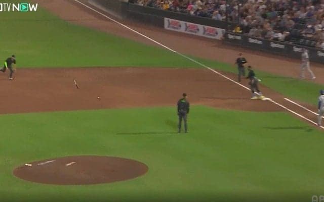 もうワケわからん！ 大谷翔平の足で“まさか展開”「速すぎ」バット破壊→とんでもないスピードで“爆速内野安打”