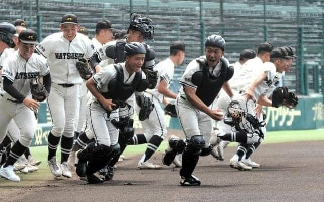 松商学園が甲子園練習、「聖地」の感触に「テンション上がった」