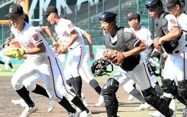 日大山形が甲子園で練習　「夢の舞台で思い切り」　土の感触も確認