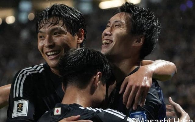 日本代表MF鎌田大地が｢今年最後の動画です。｣自宅クローゼットのお宝ユニ公開、｢これ薫やろ…｣チラ見せ後に