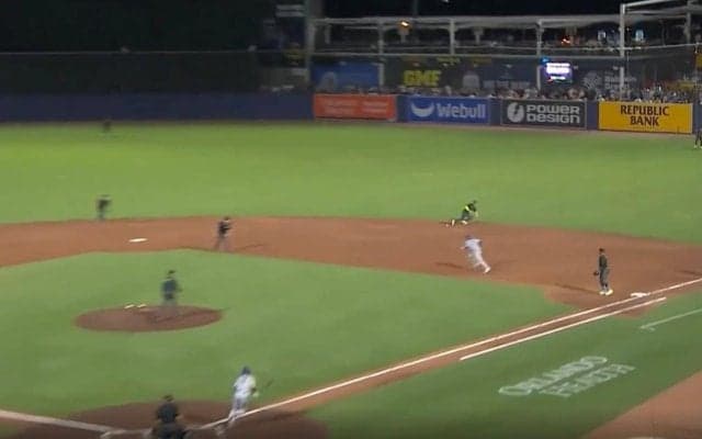 球場騒然！大谷翔平、右手一本で“想定外の打球”「スゴすぎる」相手野手のグラブを弾き飛ばす一撃「片手なのに速いw」