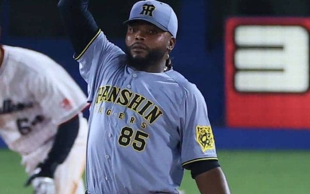 懐疑論を吹き飛ばす「ドリスの7球」　藤川阪神に舞い戻った37歳助っ人の頼もしい“即戦力化”「経験値がかなり上がった」