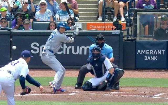 何を考えている？大谷翔平、爆速ヒットを放つも…塁上で見せたほんの一瞬の表情に注目