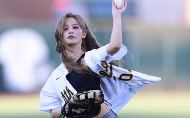 へそ出し美スタイルで魅了…“貧乏球団”に降臨したアイドル　仮球場が虜「感慨深い」