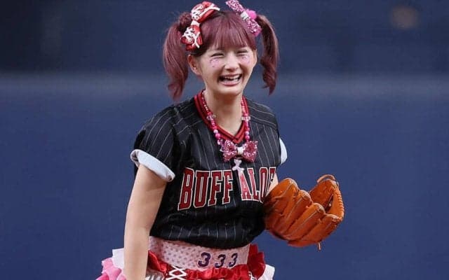 ド派手スカートで豪快足上げ…ピンク髪ツインテールで始球式　“443万人美女”に球場虜