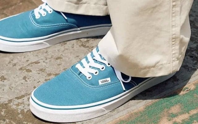 青い「ヴァンズ」こそ夏の至高品！それ以外のアイテムはシンプルで。好例をスナップ！