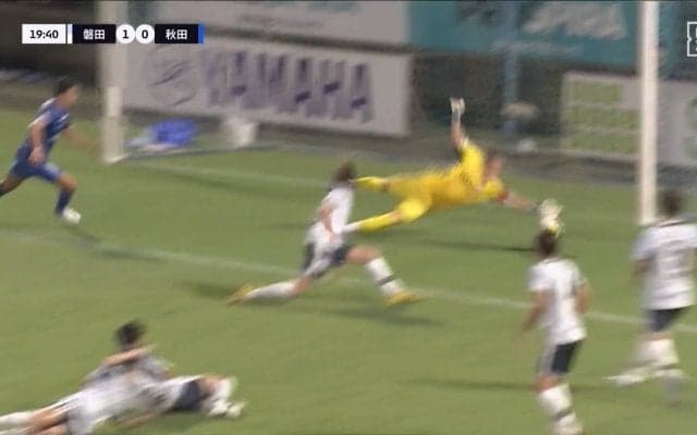 「やっぱ川島はすげえ」元日本代表守護神“神の左手”炸裂「これ決まらないの」枠内ブラインドシュートに“超反応”セーブの瞬間