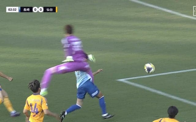 「PKやろ！」ペナルティエリア内で相手GKと激突→脇腹強打で悶絶！ノーファウル判定にファン憤懣も「どちらもボールに向かってプレーを...」