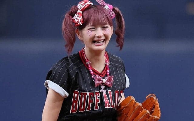ピンク髪でスカートひらりが「可愛すぎる」　“443万人美女”の豪快足上げにファン悶絶