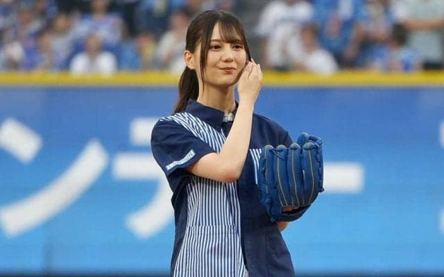 ポニテ美女は「やっぱり可愛い」　“制服姿”で豪快投球の舞台裏…後輩からまさかの突撃