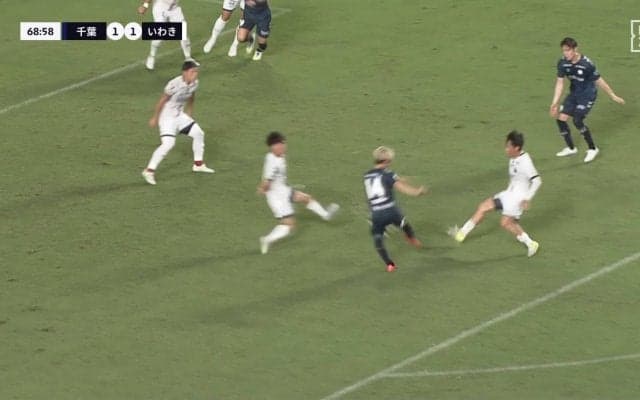 「鳥肌立った」痛めた足で振り抜いた豪快ゴラッソ！「いい振り足」「トラップがよかった」劣勢をはね返す魂の弾丸シュートに脚光