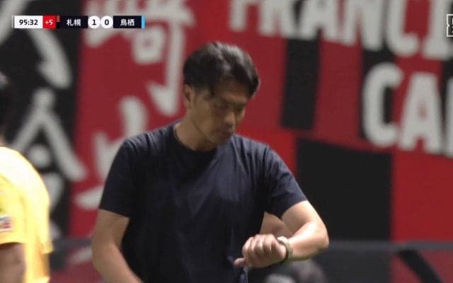 「岩政出過ぎ」「監督戻って」情熱指揮官“飛び出し過ぎ”のタイムアップアピールが話題沸騰「自分で時間稼ぎしにいってる」「相変わらず熱くていいな」