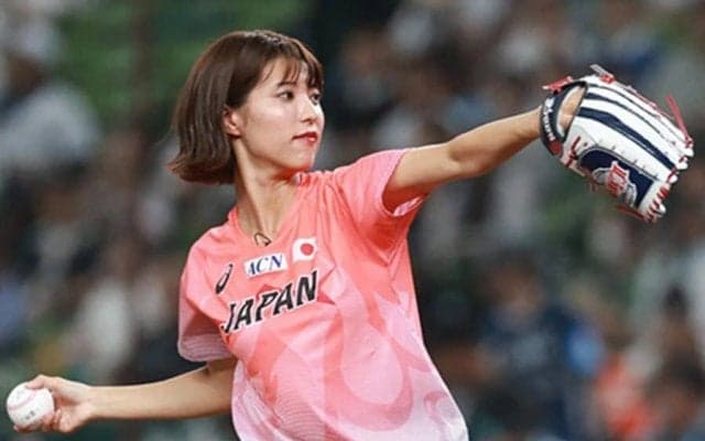 豪快足上げ→暴投に“あちゃー”　美人女子アナが始球式…SNS虜「とっても可愛い」