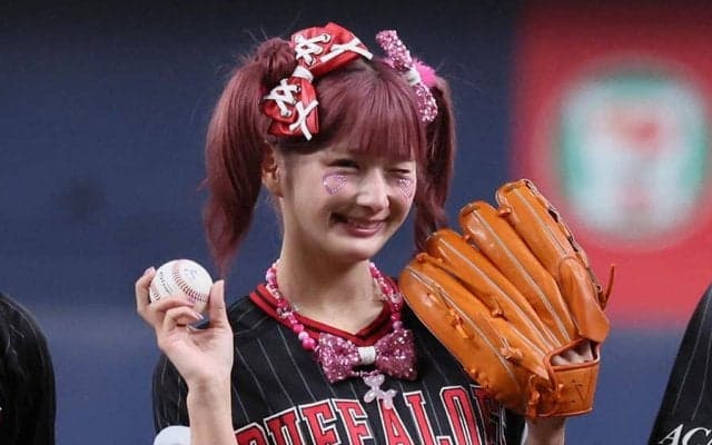 京セラに電撃参戦…“ハリセン美女”が「可愛かった」　ド派手衣装が反響「球場がピンクに」