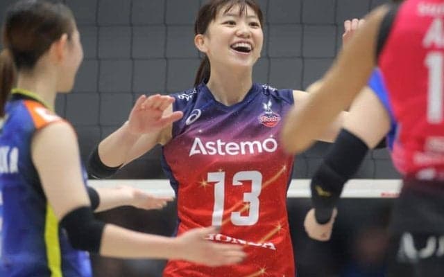 24歳人気女子バレー選手が「なんかデートしているみたい」笑顔の寝そべりショットに「可愛すぎる」　明日“重大発表”の告知も
