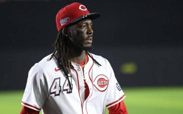 わざとギリギリ？　8万5000人が驚いた怪物の守備「クレイジー」…まさかの一投に米騒然